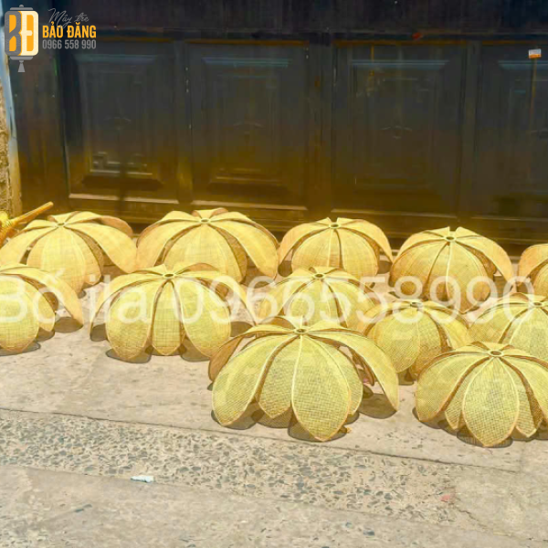 ĐÈN HOA SEN MÂY TRE