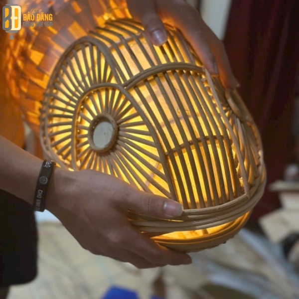 ĐÈN LỒNG CÁ VÁY GỖ