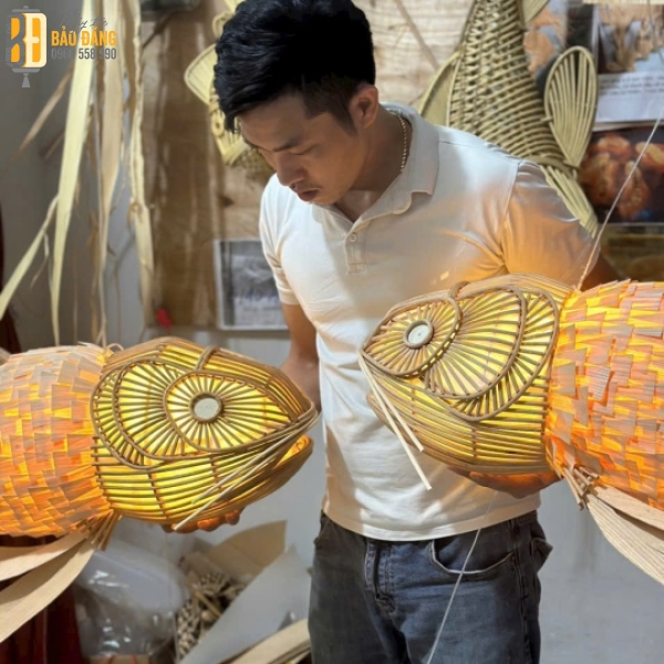 ĐÈN LỒNG CÁ VÁY GỖ